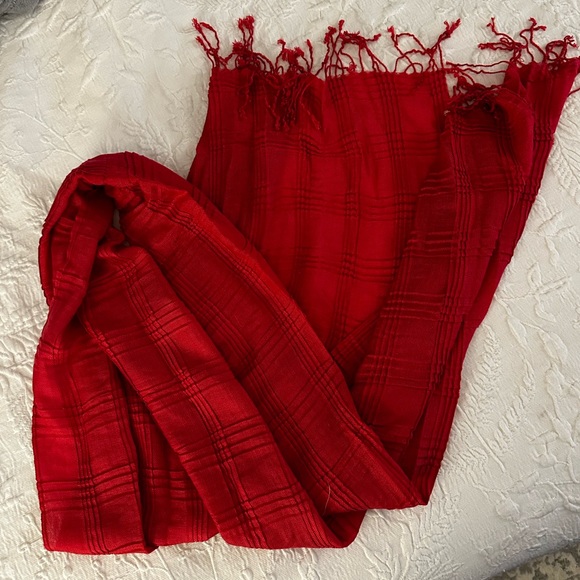 Two scarves or shawls. - Picture 4 of 10